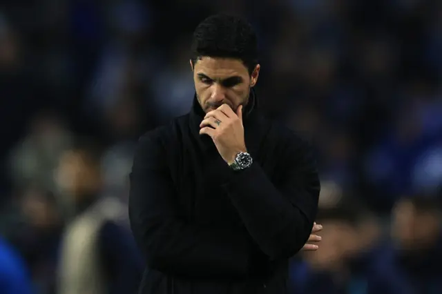 Arteta holds his hand to his chin deep in thought.