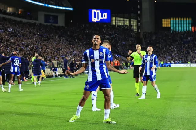 Galeno celebrates in front of the ecstatic home fans.