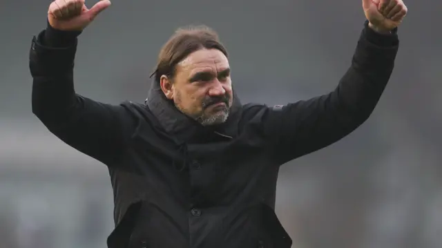 Daniel Farke puts his thumbs up