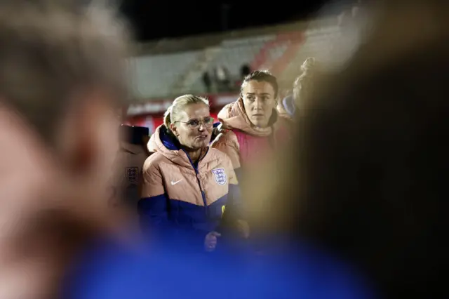 Sarina Wiegman speaks to the squad at full time.