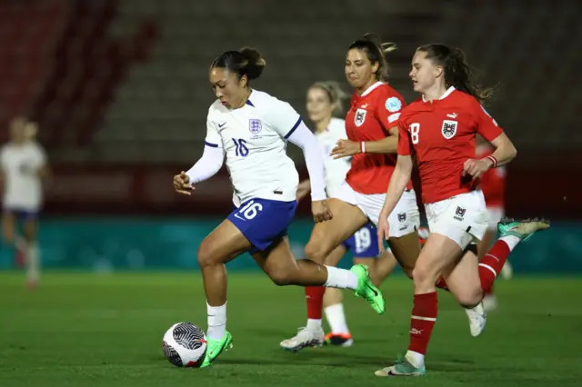 Lauren James dribbles through midfield.