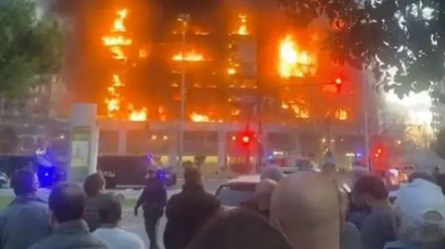 Apartment block on fire in Valencia