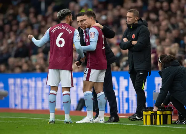 Aston Villa manager Unai Emery talks to Douglas Luiz and Matthew Cash