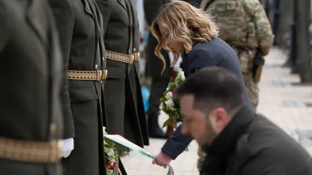 Meloni and Zelensky bend down to lay their wreaths