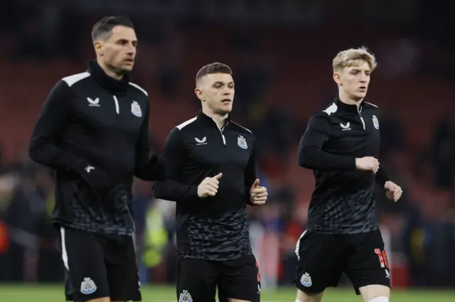 Kieran Trippier, Anthony Gordon and Fabian Schar during the warm up