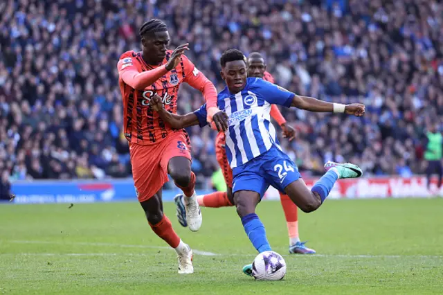 Simon Adingra of Brighton & Hove Albion shoots whilst under pressure from Amadou Onana