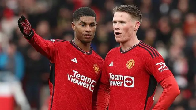 : Marcus Rashford of Manchester United speaks to Scott McTominay