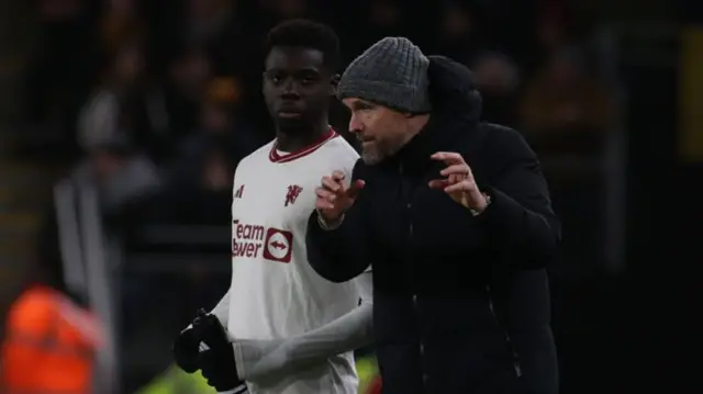 Omari Forson receives advice from Erik ten Hag