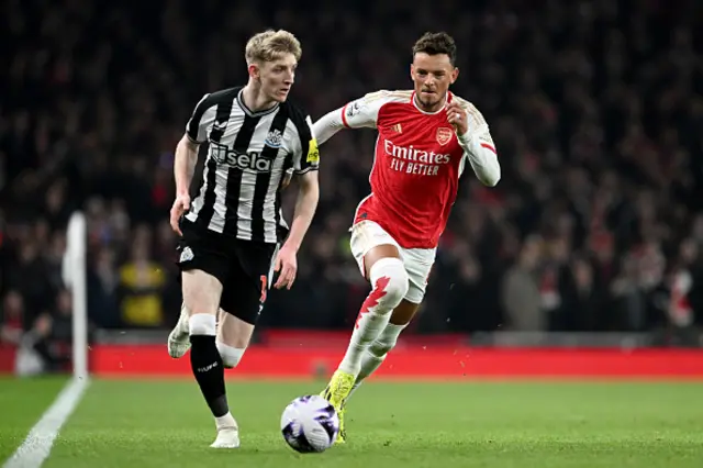 Anthony Gordon of Newcastle United runs with the ball