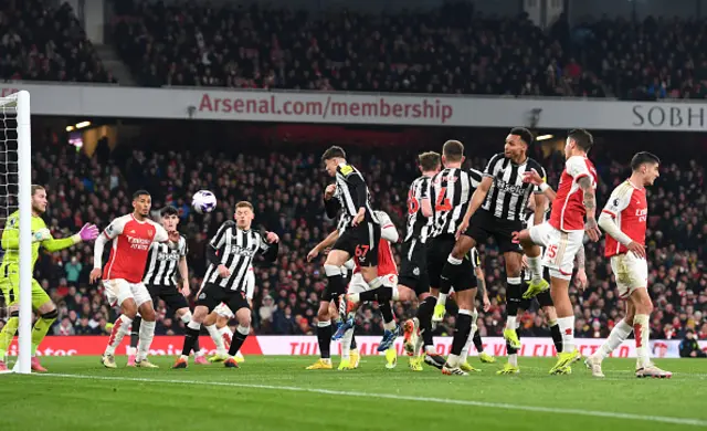 Jakub Kiwior of Arsenal scores a header