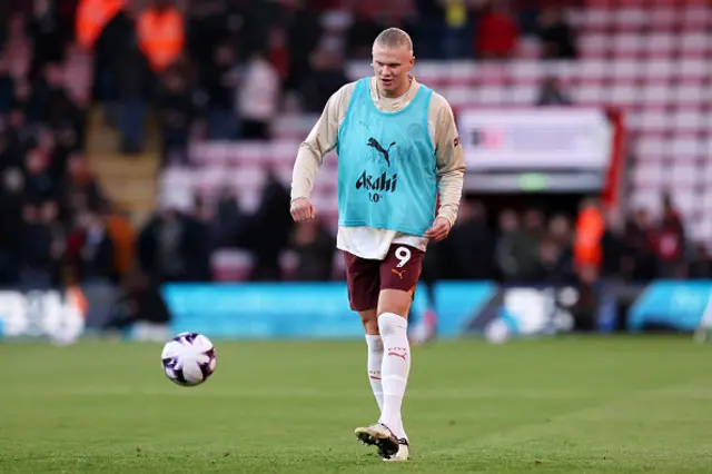 Erling Haaland of Manchester City warms up