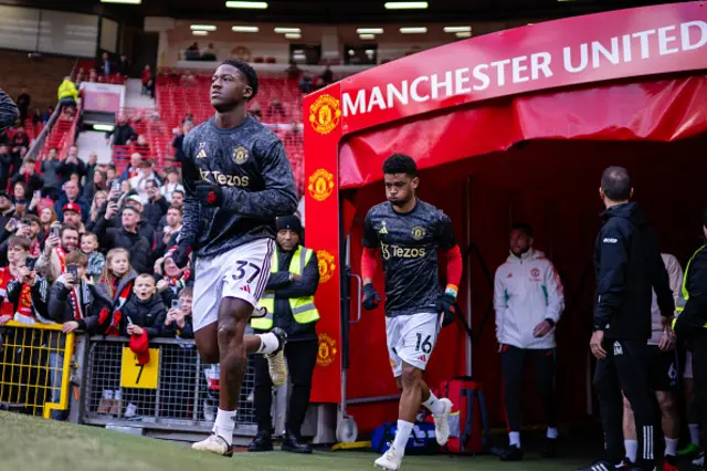 Kobbie Mainoo of Manchester United warms up