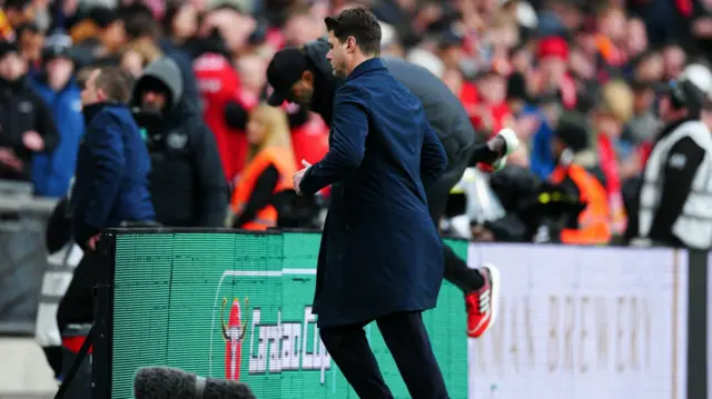 Chelsea manager Mauricio Pochettino and Liverpool manager Jurgen Klopp run to the dressing room at half-time of the Carabao Cup final