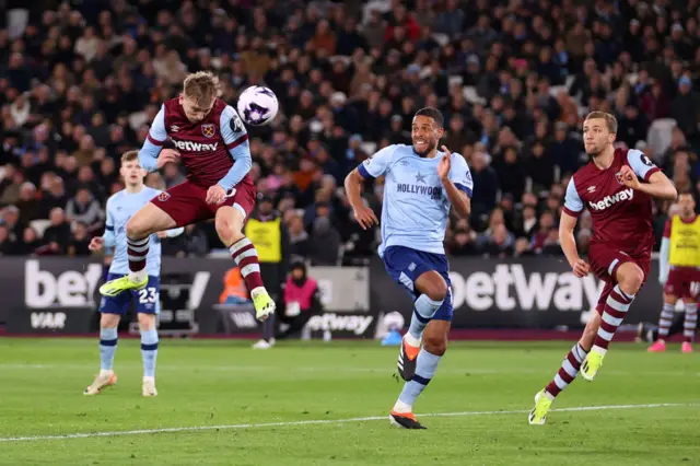 Jarrod Bowen scores a header