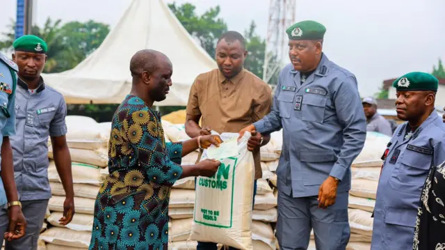 Nigeria Customs selling seized rice to people