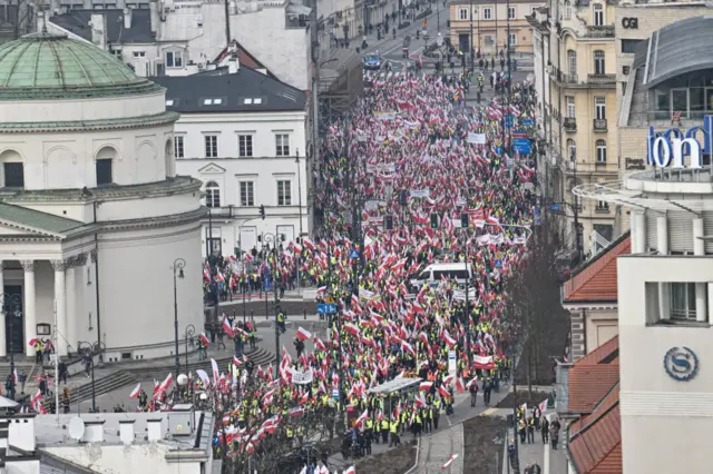 Ffermwyr Pwylaidd yn cymryd rhan mewn protest yn erbyn Bargen Werdd yr UE a mewnforio grawn o Wcráin yn Warsaw, Gwlad Pwyl ddoe