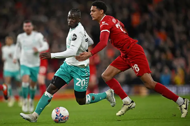 Kamaldeen Sulemana (L) vies with Liverpool's English defender #78 Jarell Quansah