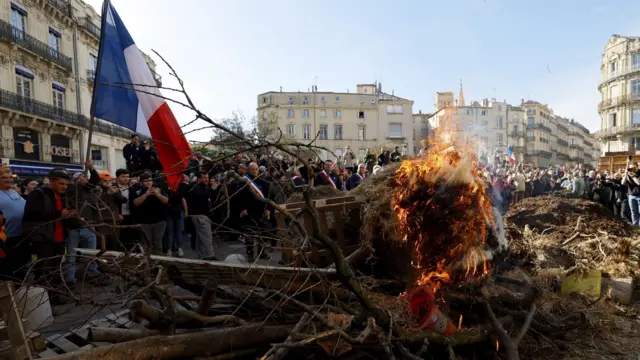 French farmers burn straw in Paris