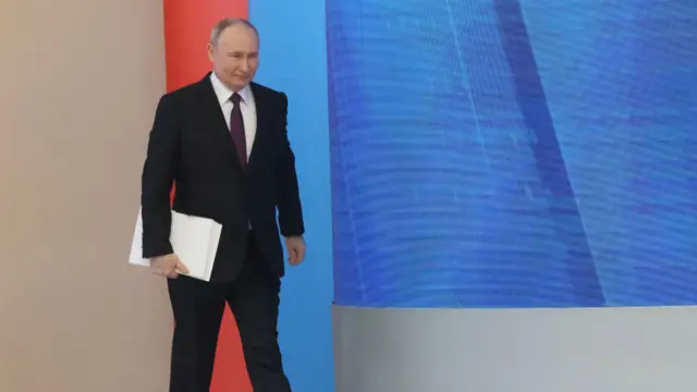 Putin walks on stage