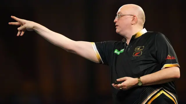 Andrew Gilding throws a dart