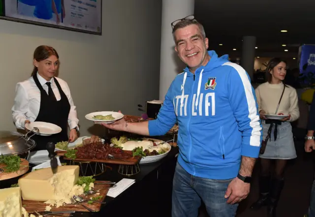 Italian fan getting food