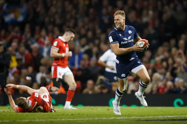 Duhan van der Merwe celebrates a try