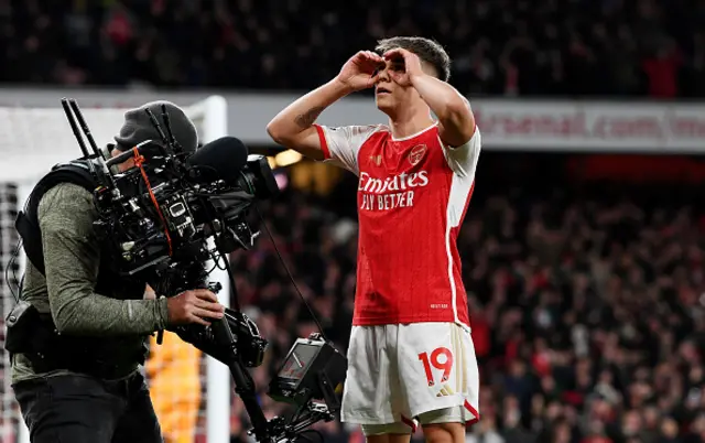 Leandro Trossard of Arsenal celebrates