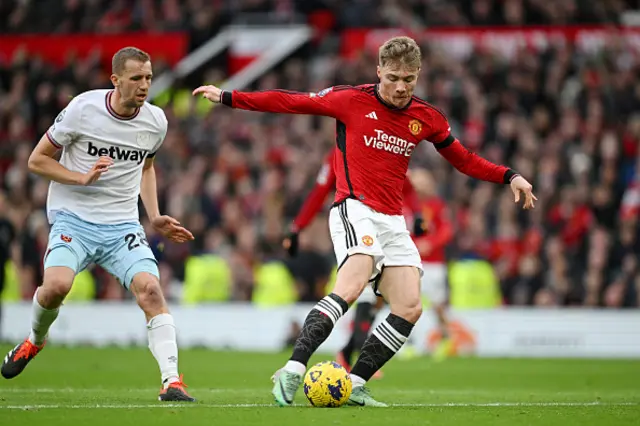 Rasmus Hojlund of Manchester United scores