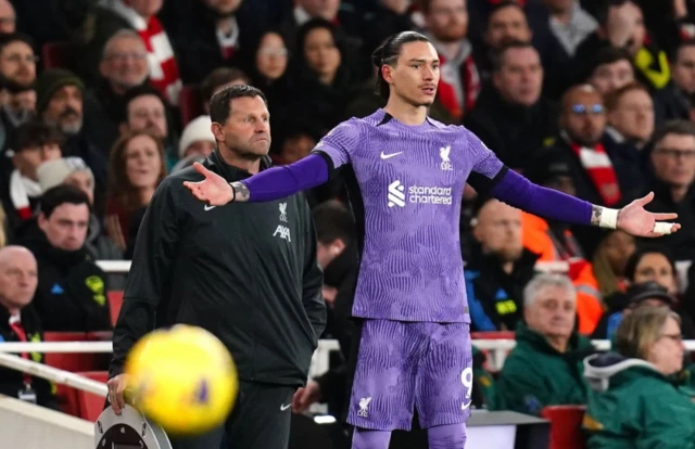 Darwin Nunez waits to come on the pitch