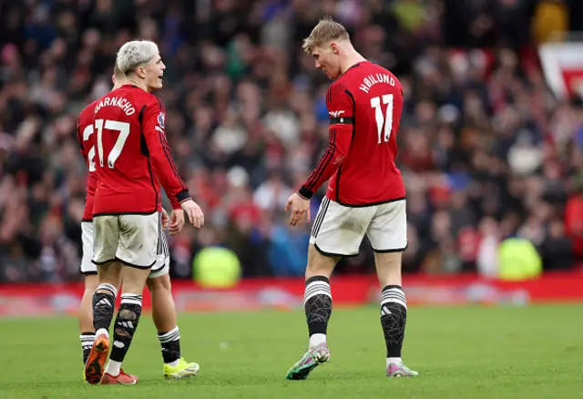 Alejandro Garnacho and Rasmus Hojlund speak on the pitch