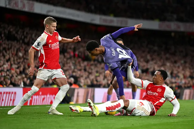 Cody Gakpo of Liverpool is challenged by Oleksandr Zinchenko and Gabriel