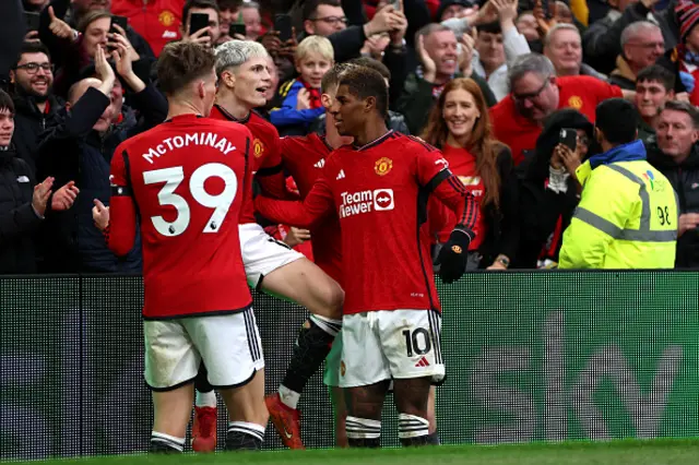 Alejandro Garnacho of Manchester United celebrates with Scott McTominay and Marcus Rashford