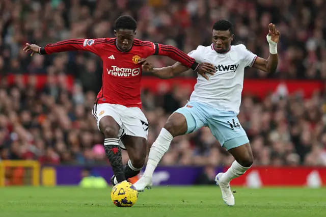 Kobbie Mainoo of Manchester United and Mohammed Kudus