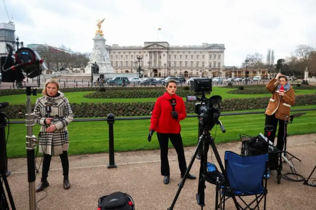 The world's media have joined the usual throng of tourists at Buckingham Palace this morning