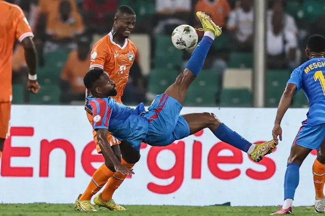 Bakambu attempts an overhead kick at goal.