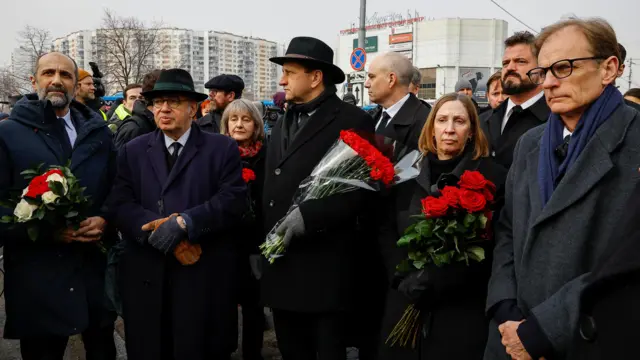 Foreign diplomats carrying red roses