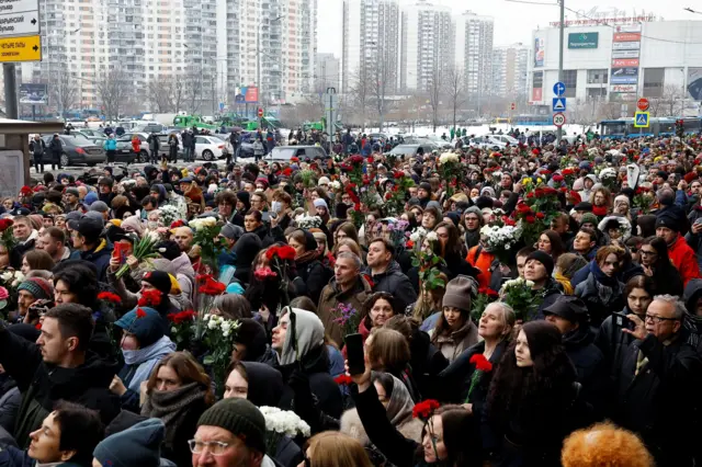 People walk towards Moscow's Borisovskoye cemetery for Alexei Navalny's funeral