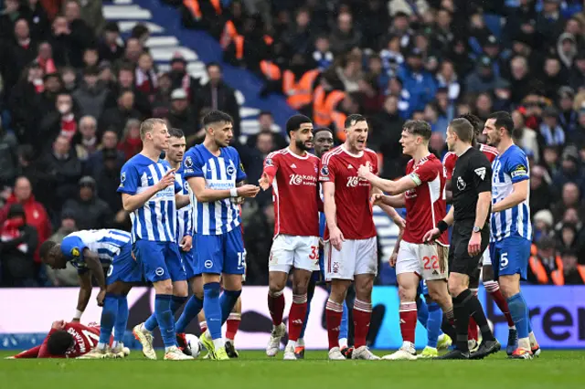 Chris Wood of Nottingham Forest protests towards Referee Michael Salisbury with his teammates after a foul on Neco Williams