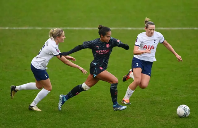 Fowler breaks away from two Spurs midfielders.