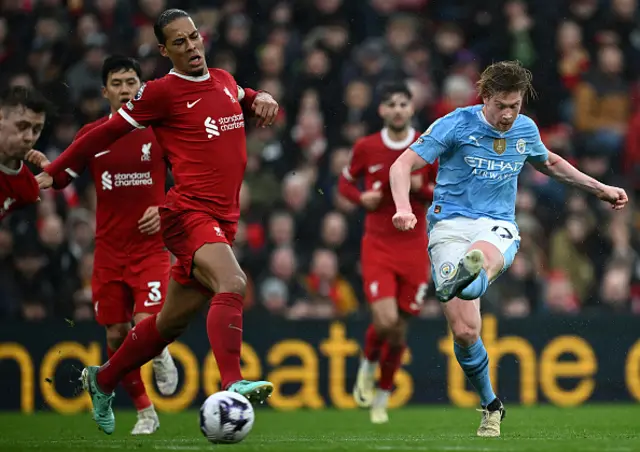 Kevin De Bruyne shoots but fails to score