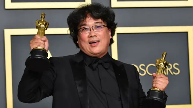 Bong Joon-ho holds two Oscars