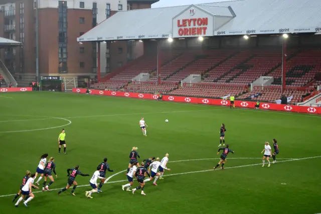 Spurs cross the ball into the box at a set piece.