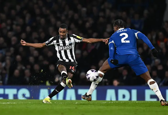 Alexander Isak of Newcastle United (14) scores