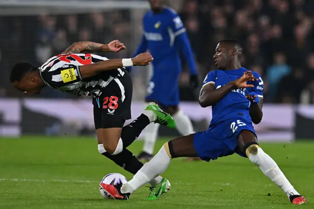 Moises Caicedo (R) tackles Newcastle United's English midfielder #28 Joe Willock