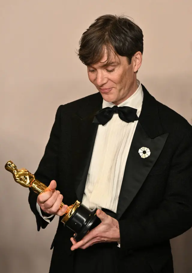 Cillian Murphy smiles, clutching his Oscar