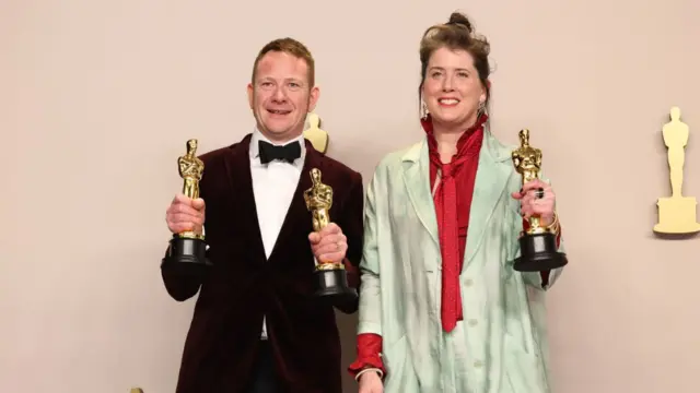 Price and Heath smile with their Oscars