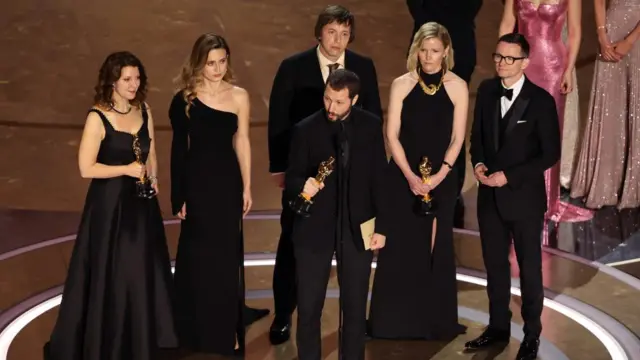 Description Director Mstyslav Chernov and producers Michelle Mizner and Raney Aronson-Rath win the Oscar for Best Documentary Feature Film for "20 Days in Mariupol" during the Oscars show at the 96th Academy Awards in Hollywood, Los Angeles, California, U.S., March 10, 2024.