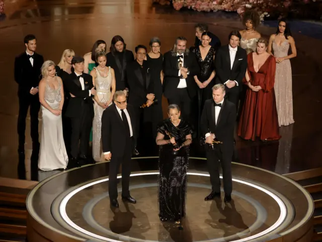 (L-R) Jack Quaid, Florence Pugh, Ellen Mirojnick, Cillian Murphy, Emily Blunt, Ludwig Göransson, Charles Roven, Robert Downey Jr., Luisa Abel, Emma Thomas, Hoyte van Hoytema, Ruth De Jong, Christopher Nolan, Josh Hartnett, Ashley Everett and Claire Kaufman accept the Best Picture award for "Oppenheimer" onstage during the 96th Annual Academy Awards at Dolby Theatre on March 10, 2024 in Hollywood, California. (