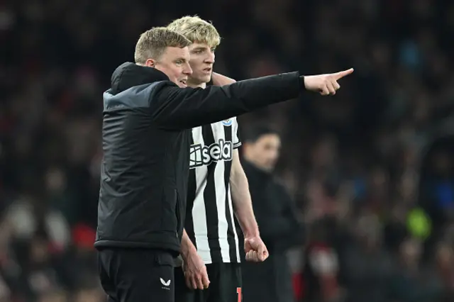 Eddie Howe speaks with Newcastle United's Anthony Gordon