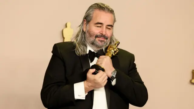 Hoyte van Hoytema  hugs his Oscar